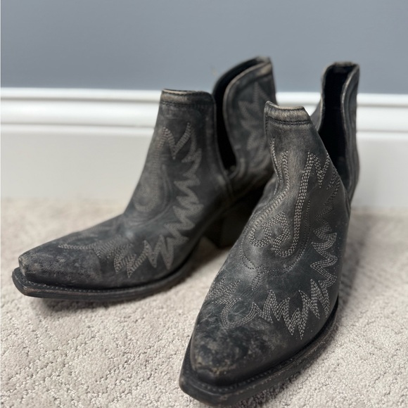 Ariat Shoes - Women’s Ariat black western distressed boots